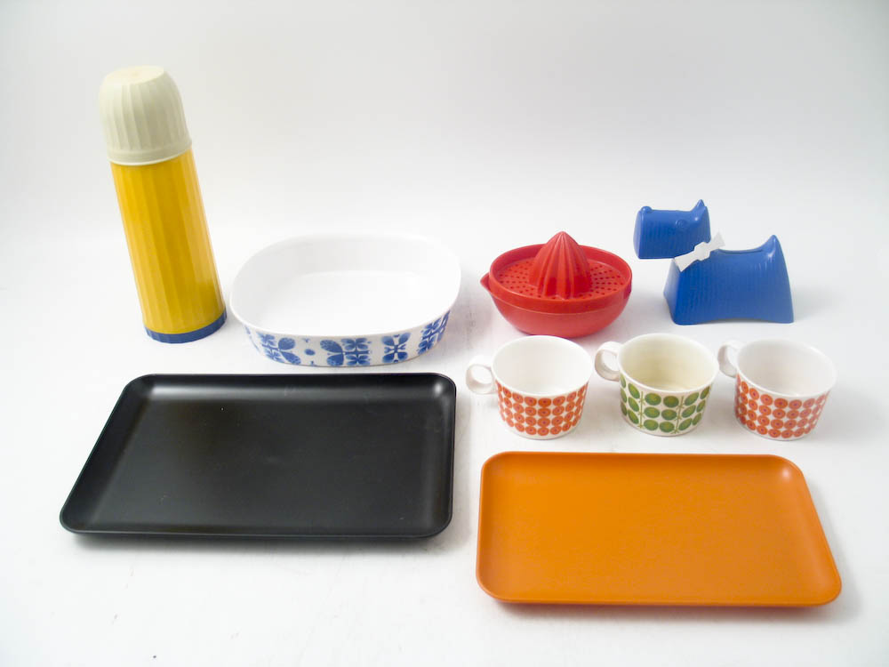 DIV PLAST, Stig Lindberg (1916-1982), Gustavsberg,  Sverige 1953, r�d styrenplast, oval b�tform, tv� delar, l�ngd 15 cm, m�rkt med Gustavsbergs ankare och �MADE IN SWEDEN�